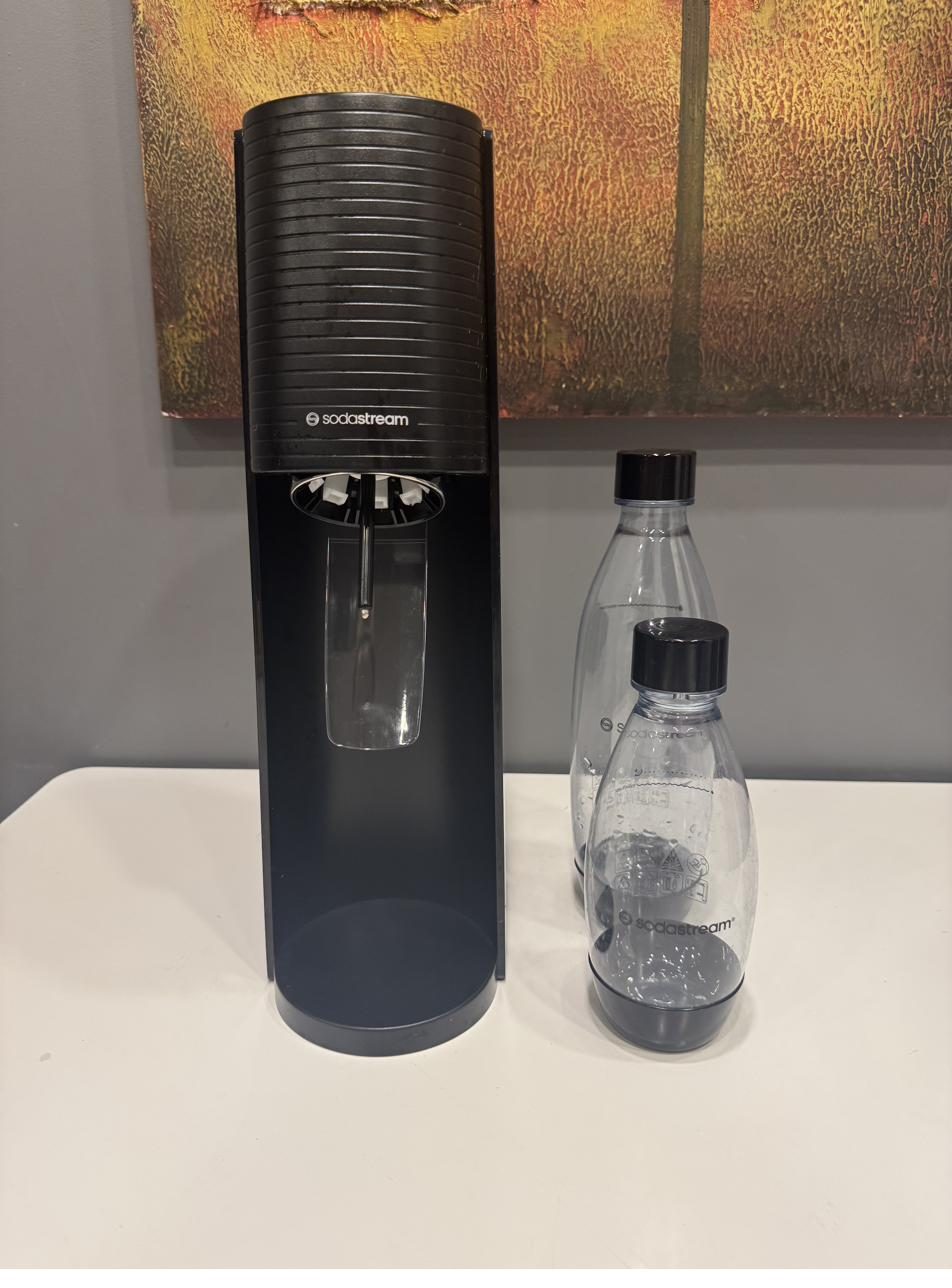 SodaStream com cilindro e garrafas
