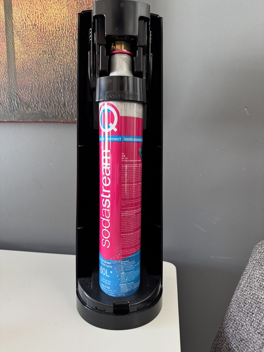 SodaStream com cilindro e garrafas