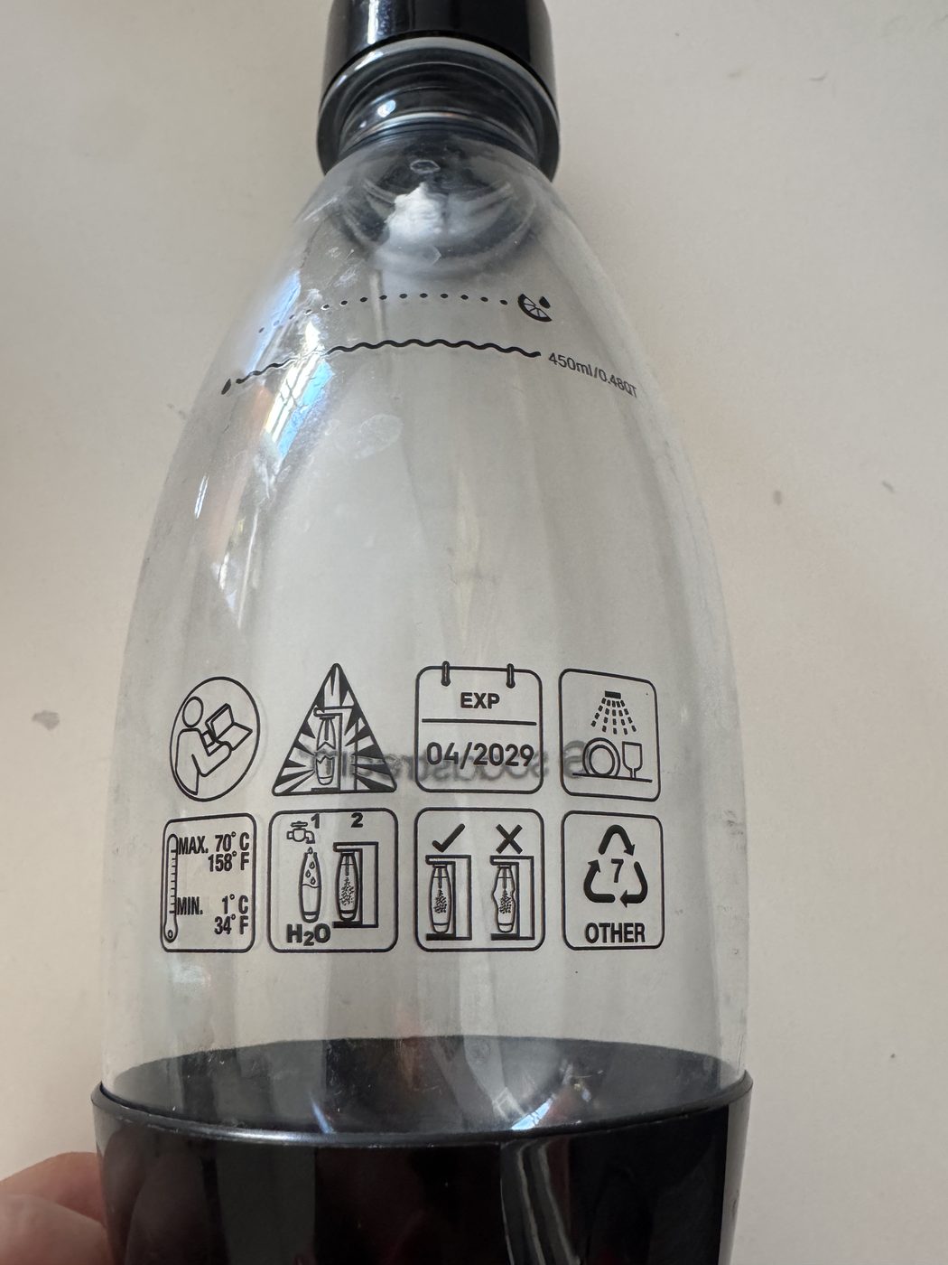 SodaStream com cilindro e garrafas