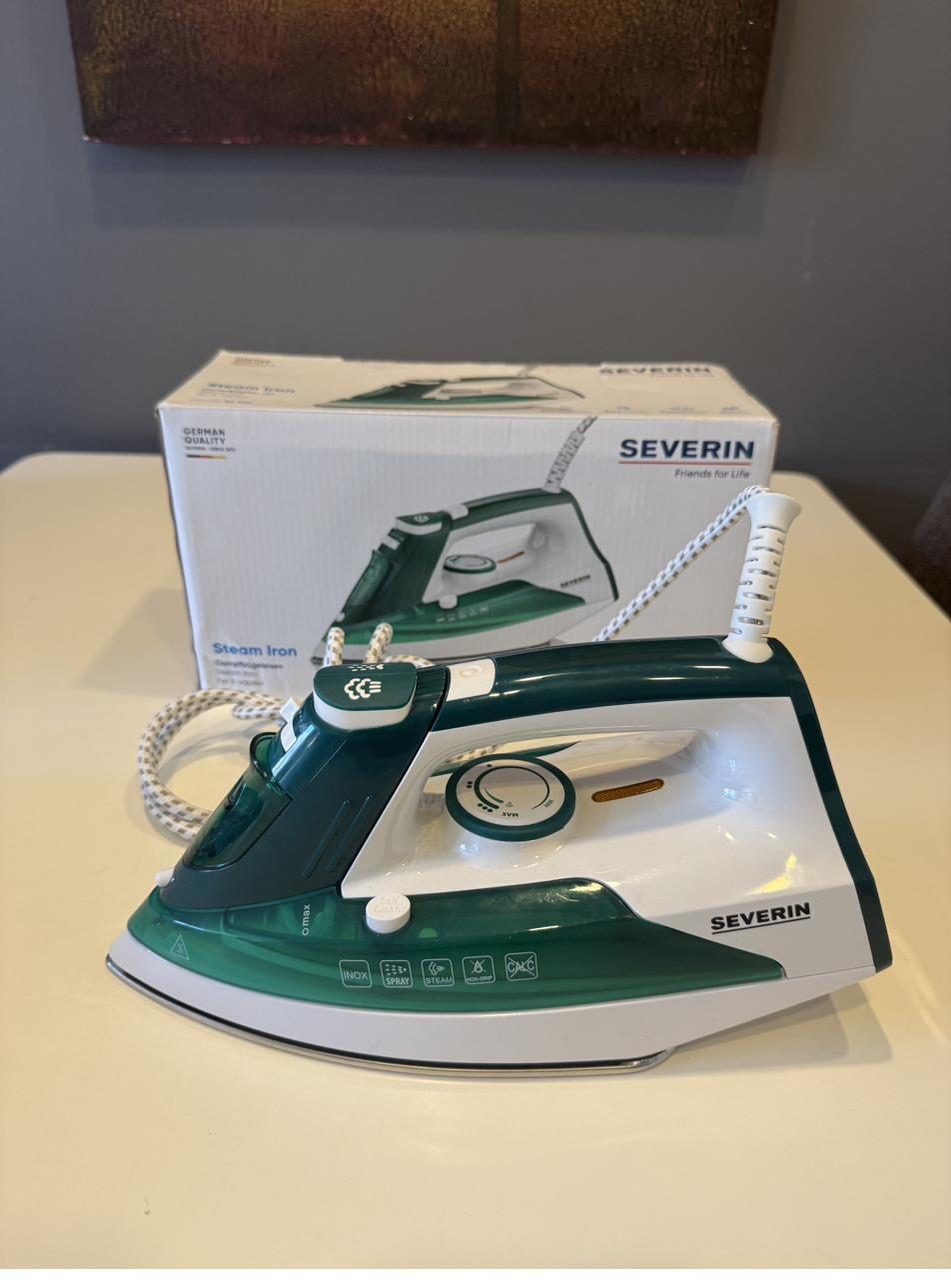 Ferro a vapor Severin com base inox