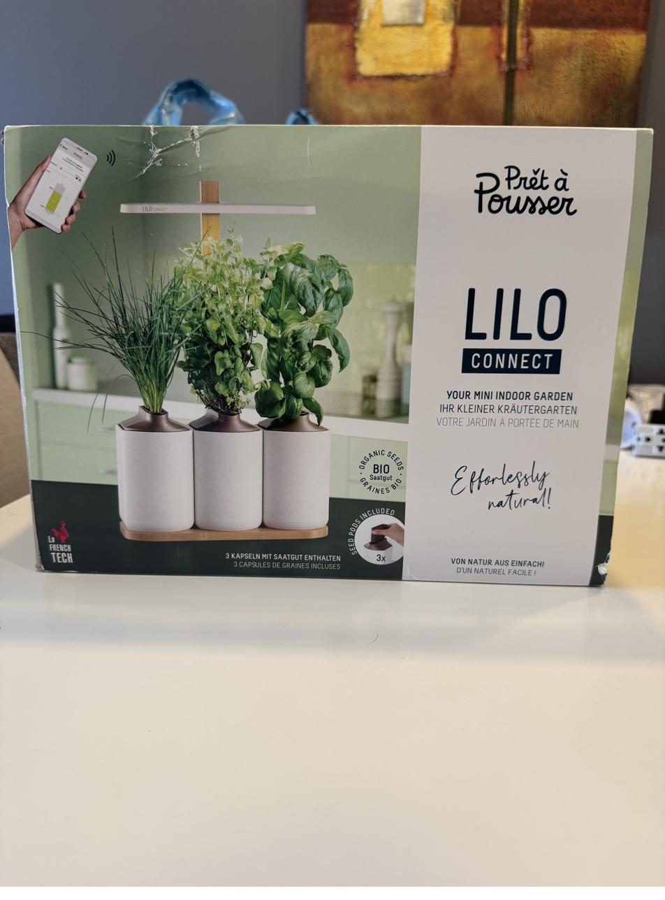 Horta indoor Lilo Connect com plantas e cápsulas