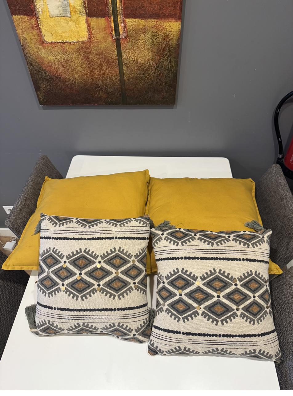 Conjunto de 4 almofadas, enchimentos Zara Home e capas hôma